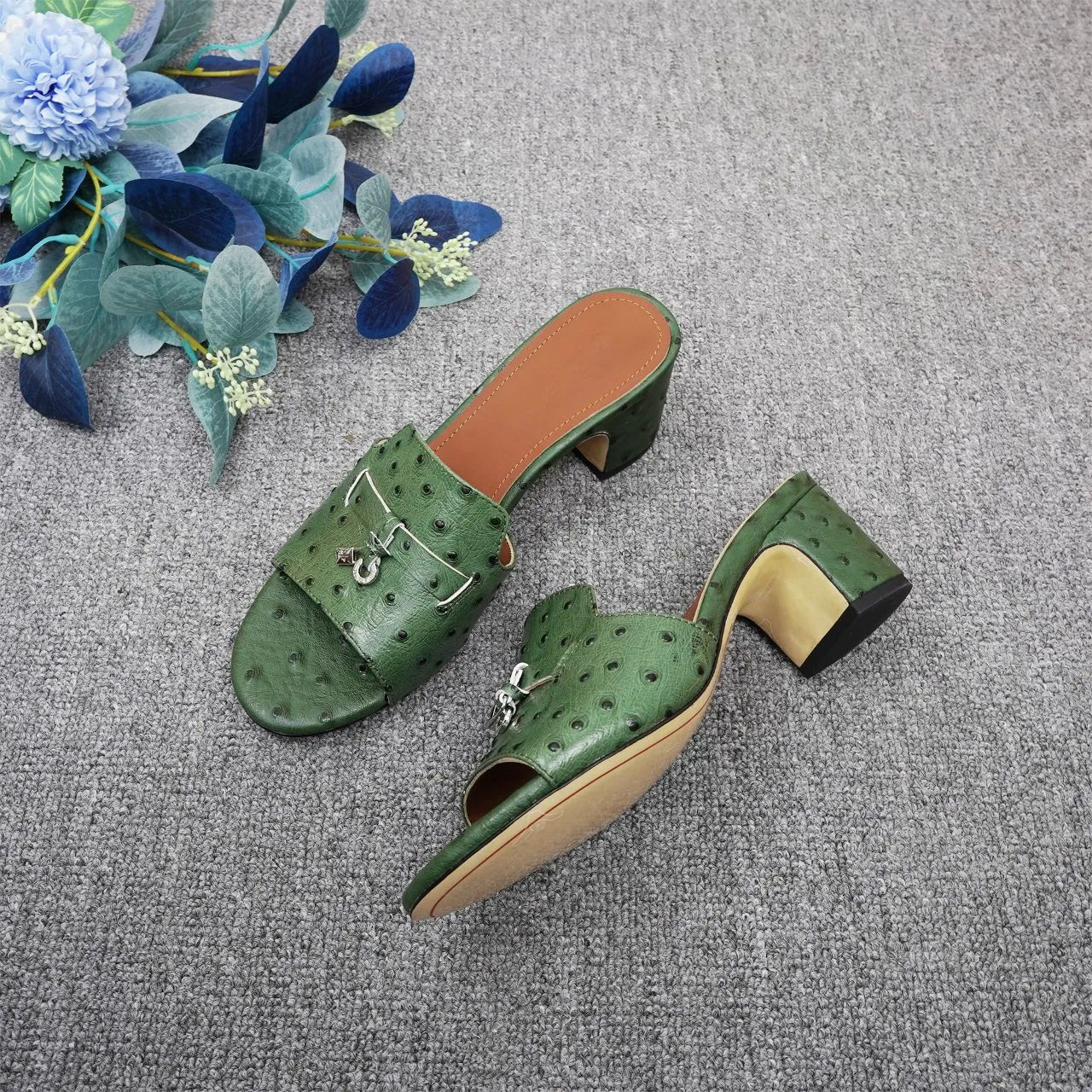 👟👟Ex-factory price 440👟👟 Genuine leather sole +30 suede sheepskin slippers with a strap decorated with Loro Piana My Charms charms and decorated with tone-on-tone stitching. Sophisticated and feminine, it pairs well with both city and resort looks. For those looking for an elegant upgrade, the summer glamor slipper is known for its slim open-back silhouette. size: 35-44 (custom-made sizes 43 and 44 are non-returnable) Upper: imported suede sheep leather (sheep), cowhide ostrich pattern, cowhide snake pattern Lining: imported high-grade mixed sheep silk Heel height: 5.5CM